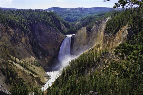 where is yellowstone national park in montana